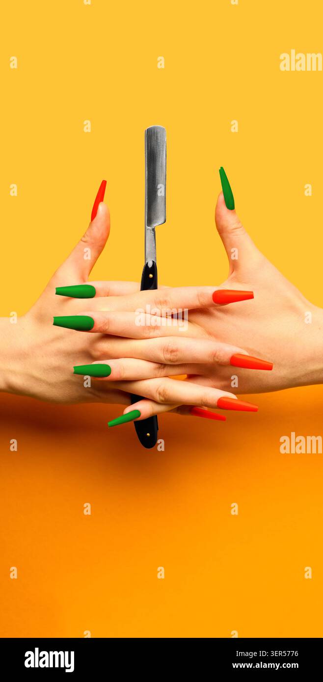 Unghie colorate rosse e verdi che incorniciano il rasoio dritto su sfondo giallo. Foto Stock