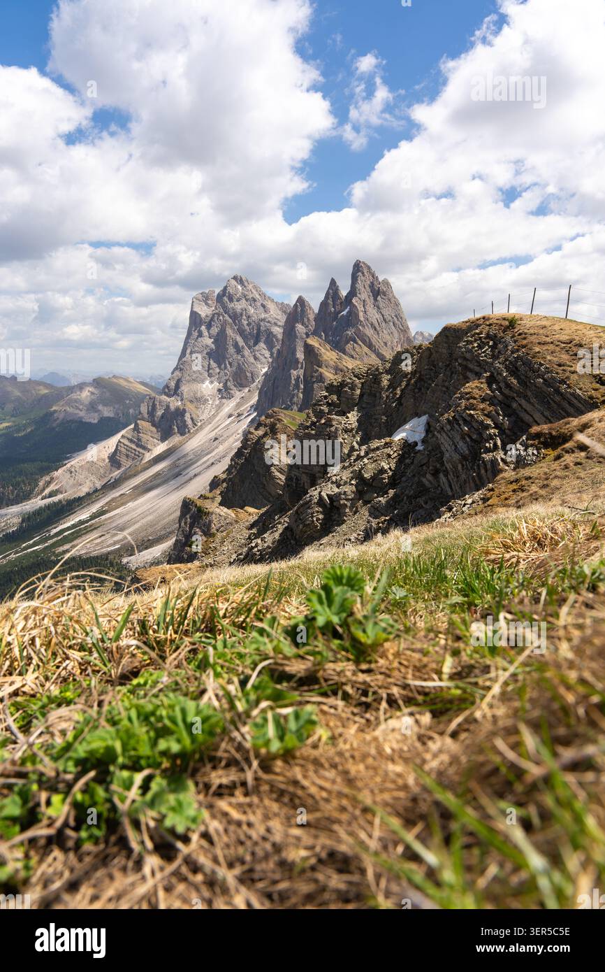 Vista panoramica del crinale del Seceda con spettacolari cime rocciose e verdi pendii erbosi nelle Dolomiti italiane, paesaggio alpino estivo di Odle Foto Stock