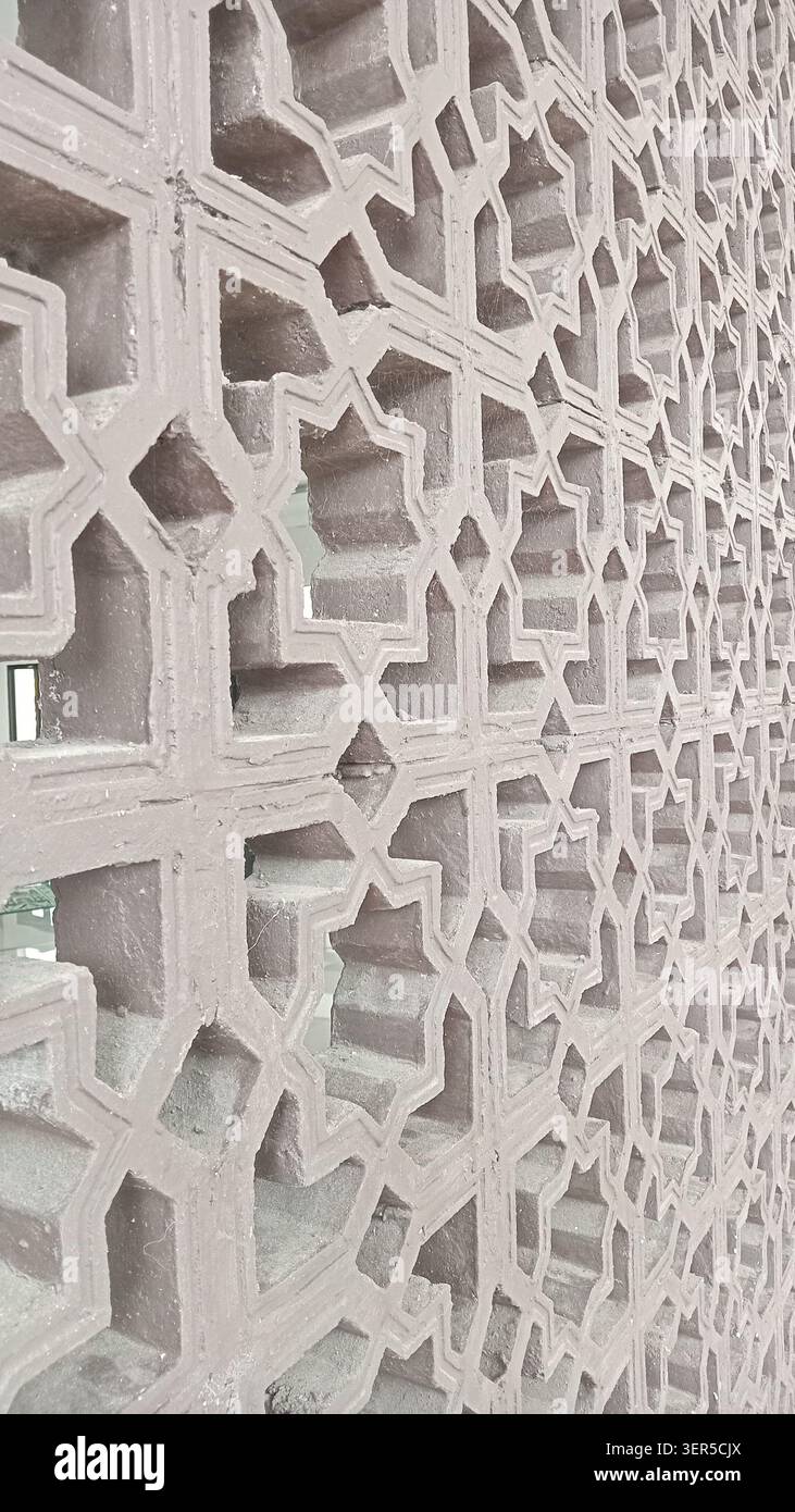 Arte islamica esposta in un muro geometrico a motivi geometrici. Adatto per sfondi, poster, disegni a tema islamico o presentazioni. Foto Stock