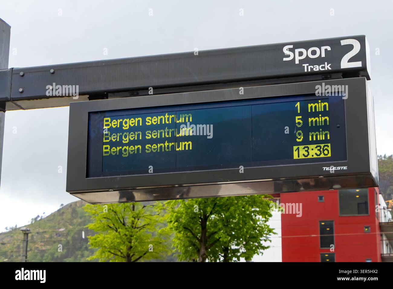 Display elettronico delle informazioni di partenza per Bergen sentrum al Track 2 di Bergen, Norvegia, prodotto da Teleste Foto Stock
