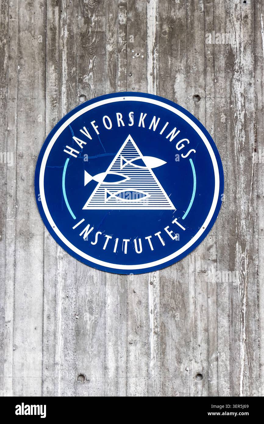 Segno rotondo blu di Havforskningsinstituttet & Institute of Marine Research su una parete di cemento armato in Norvegia Foto Stock