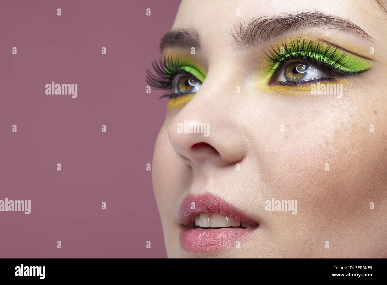 Foto ravvicinata del volto umano femminile. Donna con viso e occhi naturali bellezza trucco verde Foto Stock