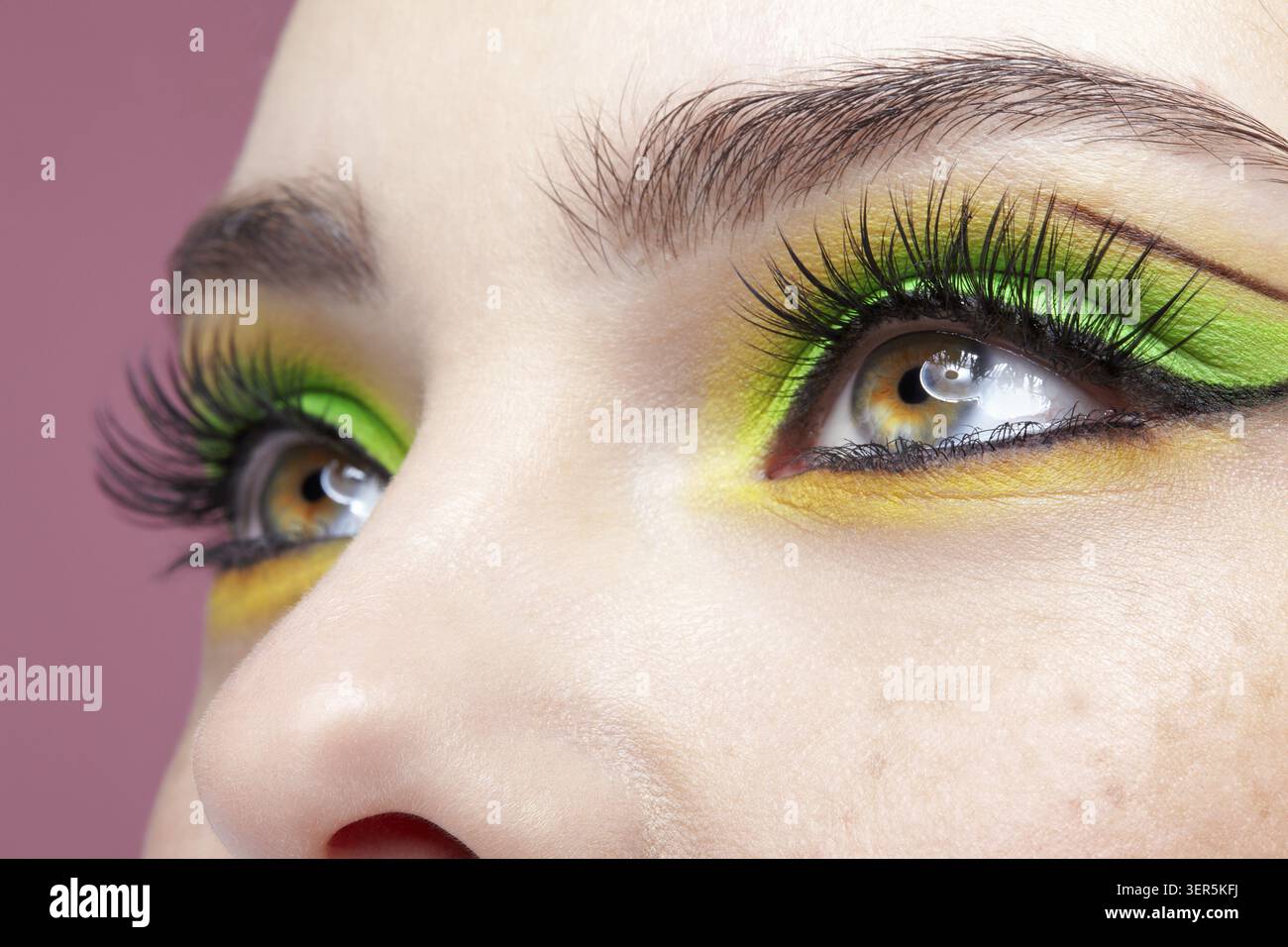 Foto ravvicinata del volto umano femminile. Donna con viso e occhi naturali bellezza trucco verde Foto Stock