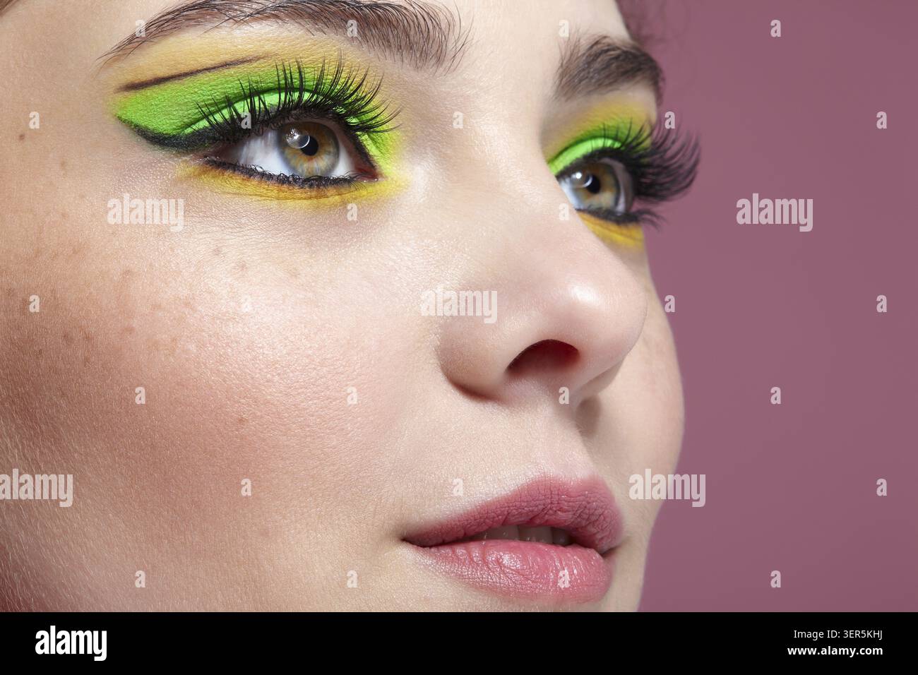 Foto ravvicinata del volto umano femminile. Donna con viso e occhi naturali bellezza trucco verde Foto Stock