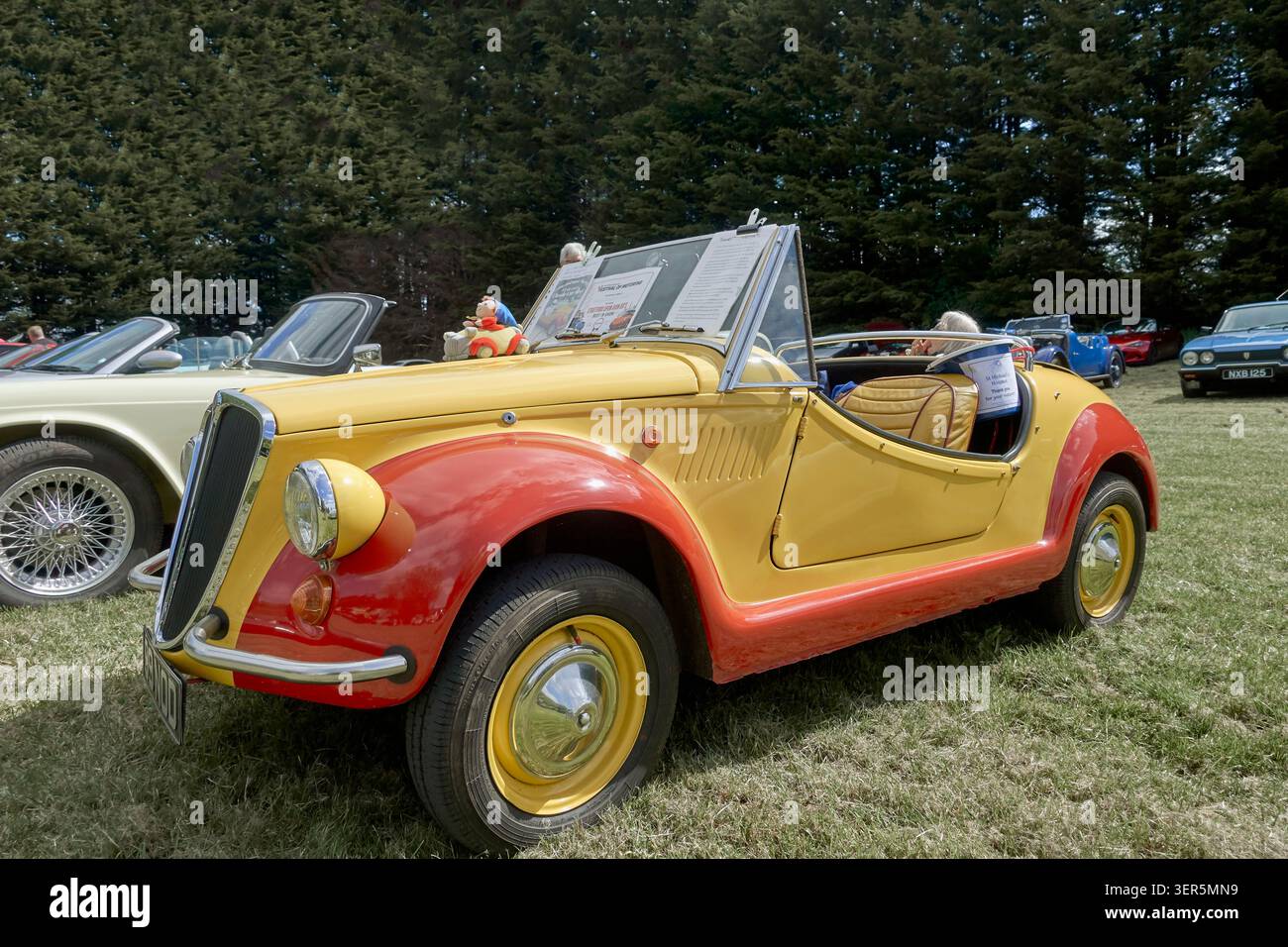 Fiat gamine Vignale dipinta in colori Noddy. Inghilterra Regno Unito Foto Stock