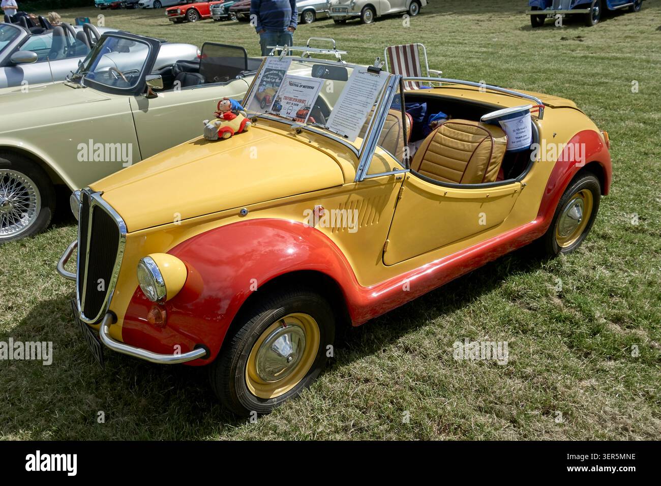 Fiat gamine Vignale dipinta in colori Noddy. Inghilterra Regno Unito Foto Stock