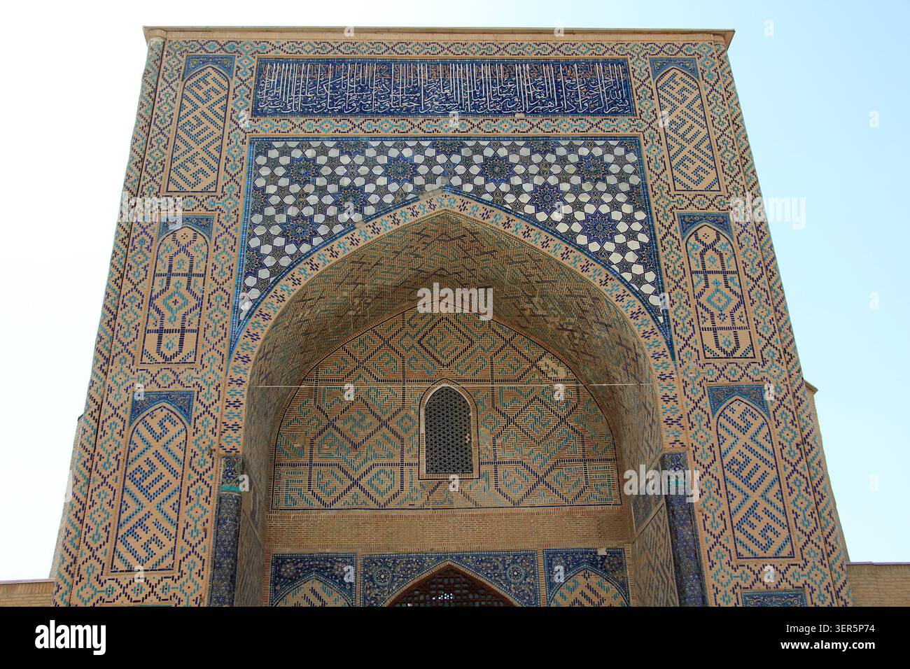 La moschea GOK Kumbaz fu costruita nel 1434. Le decorazioni in mattoni e piastrelle all'esterno dell'edificio sono degne di nota. Foto Stock