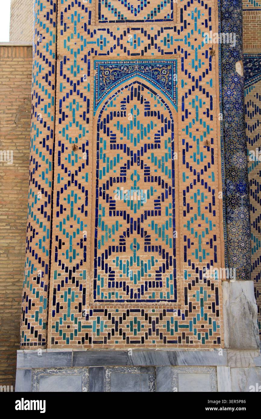 La moschea GOK Kumbaz fu costruita nel 1434. Le decorazioni in mattoni e piastrelle all'esterno dell'edificio sono degne di nota. Foto Stock