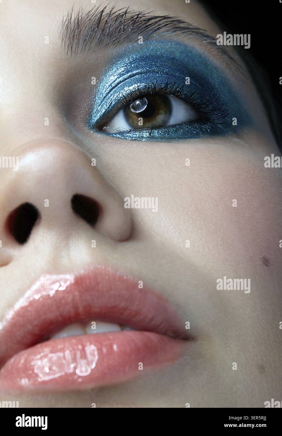 Macro Closeup ritratto di volto femminile. Donna con la sera la bellezza del trucco. Ragazza con una pelle perfetta e blu-verde smoky occhi occhio ombre Foto Stock