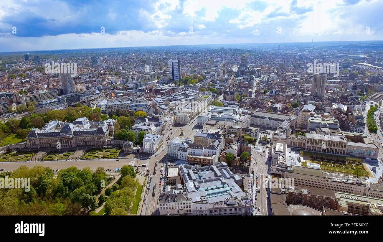 Vista aerea del Palazzo reale di Bruxelles e del Parco di Bruxelles nel centro di Bruxelles, Belgio, dall'orizzonte urbano e dal Palazzo di giustizia Foto Stock