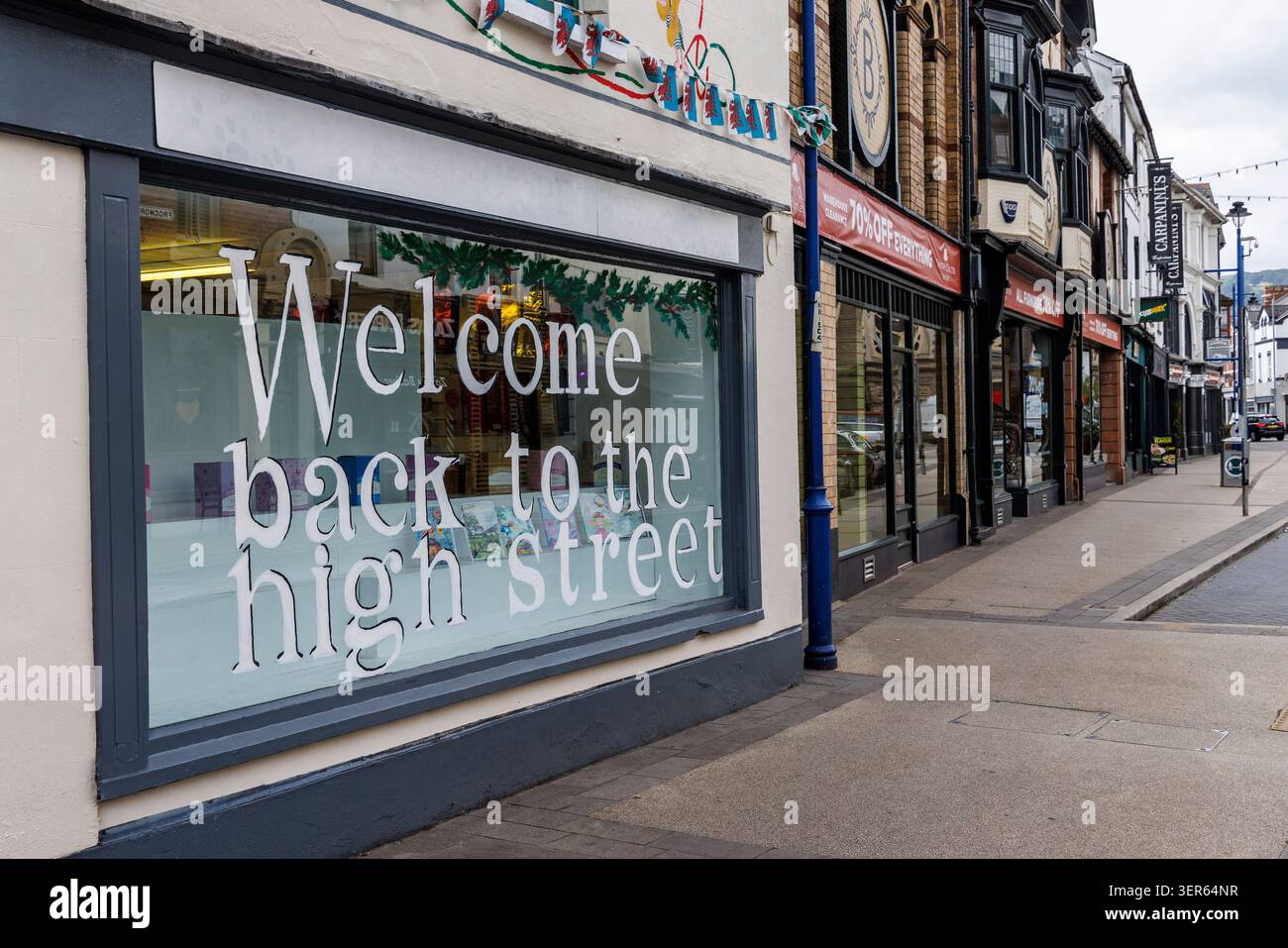 Bentornato al cartello di High Street dopo che le restrizioni covid sono state revocate, Abergavenny, Galles, Regno Unito Foto Stock