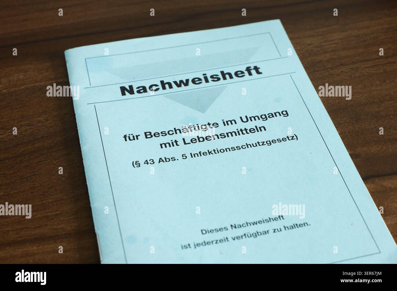 Nachweisheft (certificato sanitario) richiesto per lavorare nel settore alimentare in Germania secondo la legge sulla protezione delle infezioni (IfSG). Primo piano della parte anteriore. Foto Stock