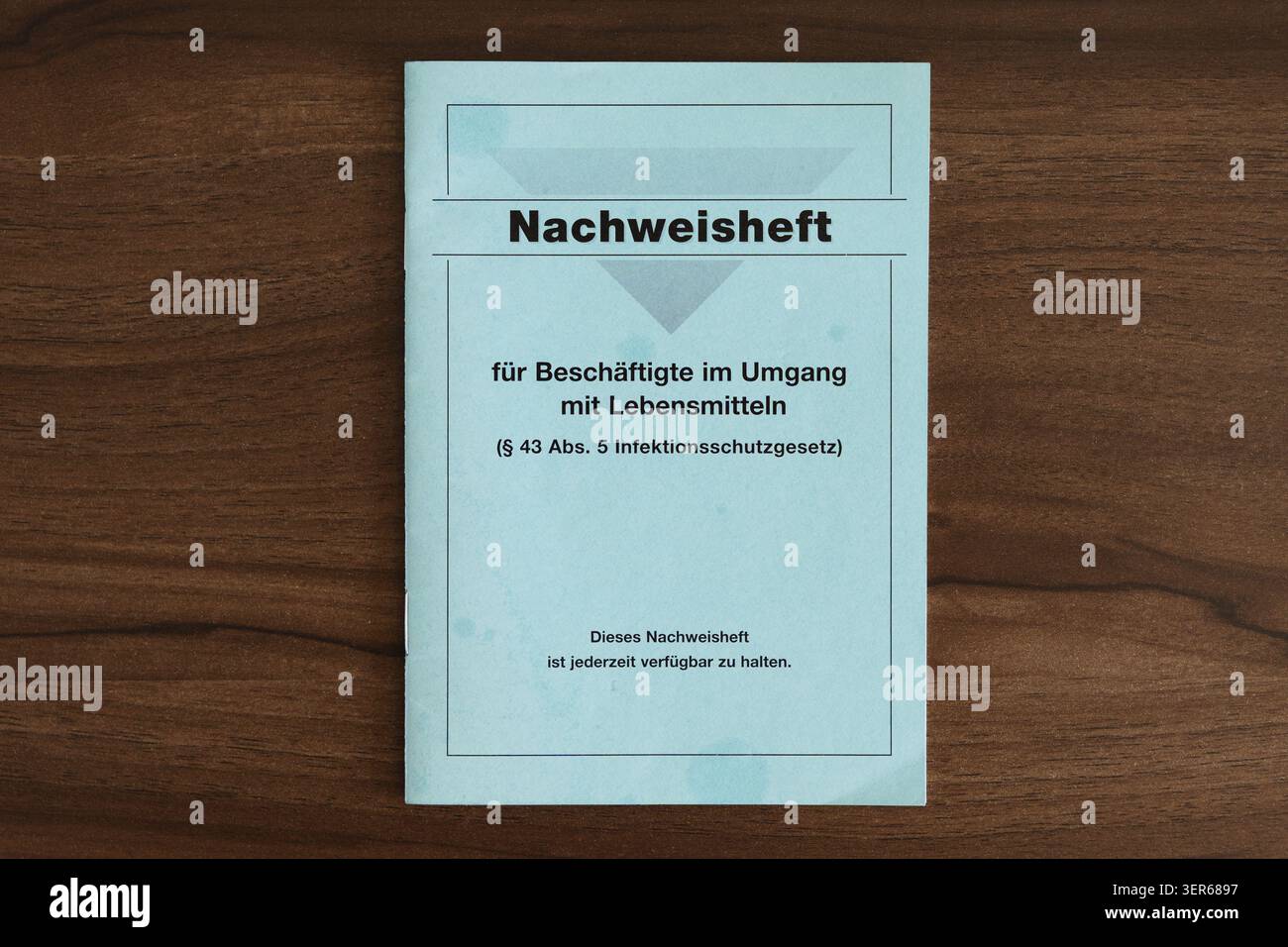 Nachweisheft (certificato sanitario) richiesto per lavorare nel settore alimentare in Germania secondo la legge sulla protezione delle infezioni (IfSG). Primo piano della parte anteriore. Foto Stock