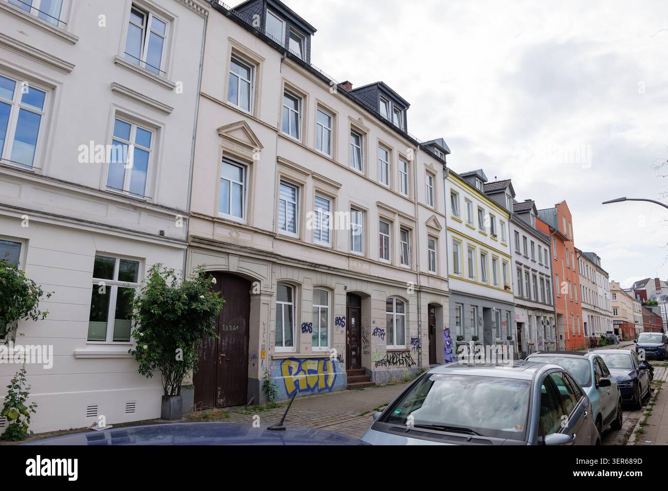 Edificio residenziale Hamburg Zeissstrasse 74 esterno con vista sulla strada. Facciata della casa e ingresso della residenza del famoso assassino tedesco Fritz Honka. Foto Stock