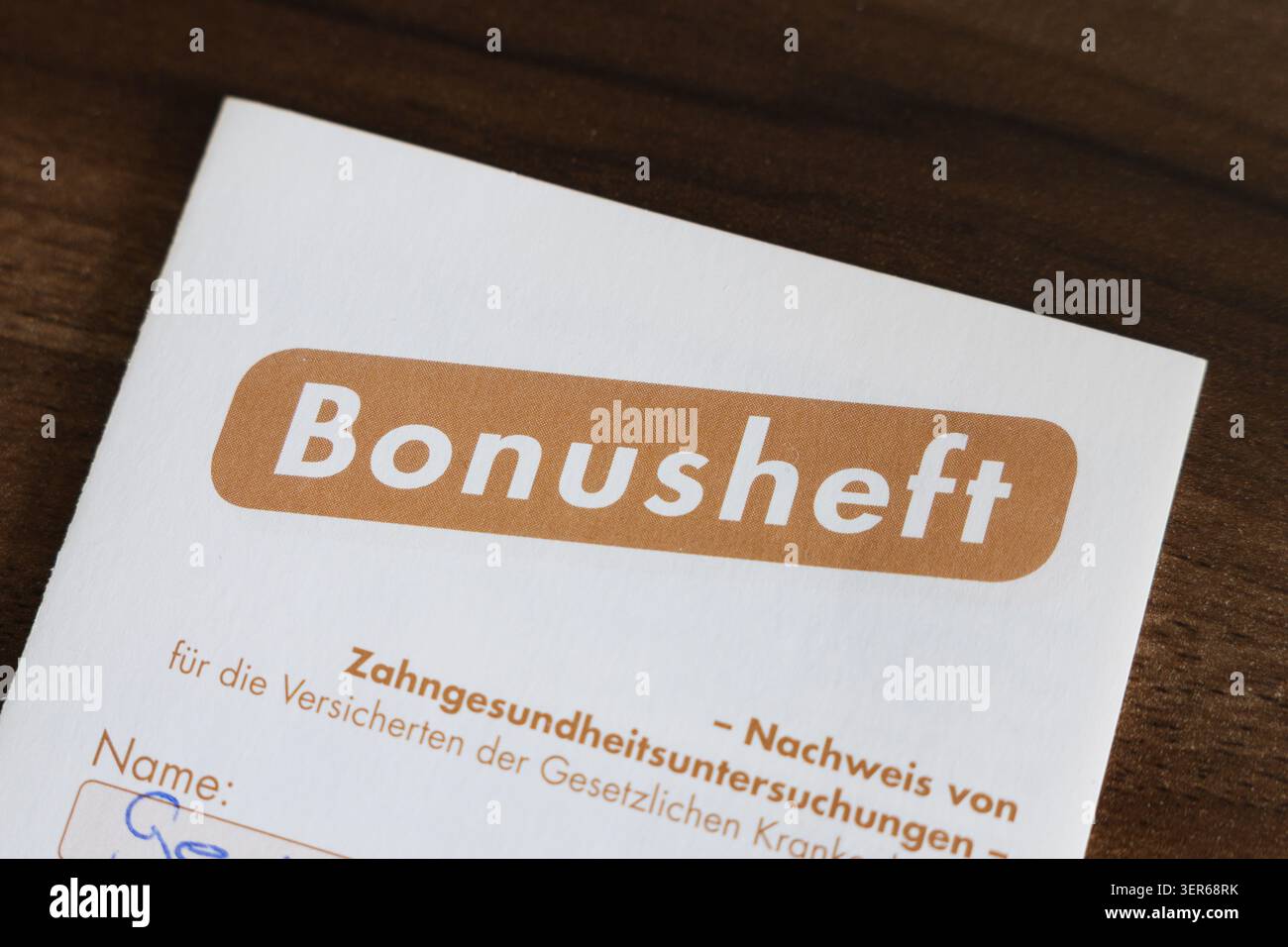 Bonusheft (libretto bonus) dell'assicurazione malattia legale in Germania. Prova di controlli regolari dei denti da parte del dentista. Primo piano della parte anteriore. Foto Stock