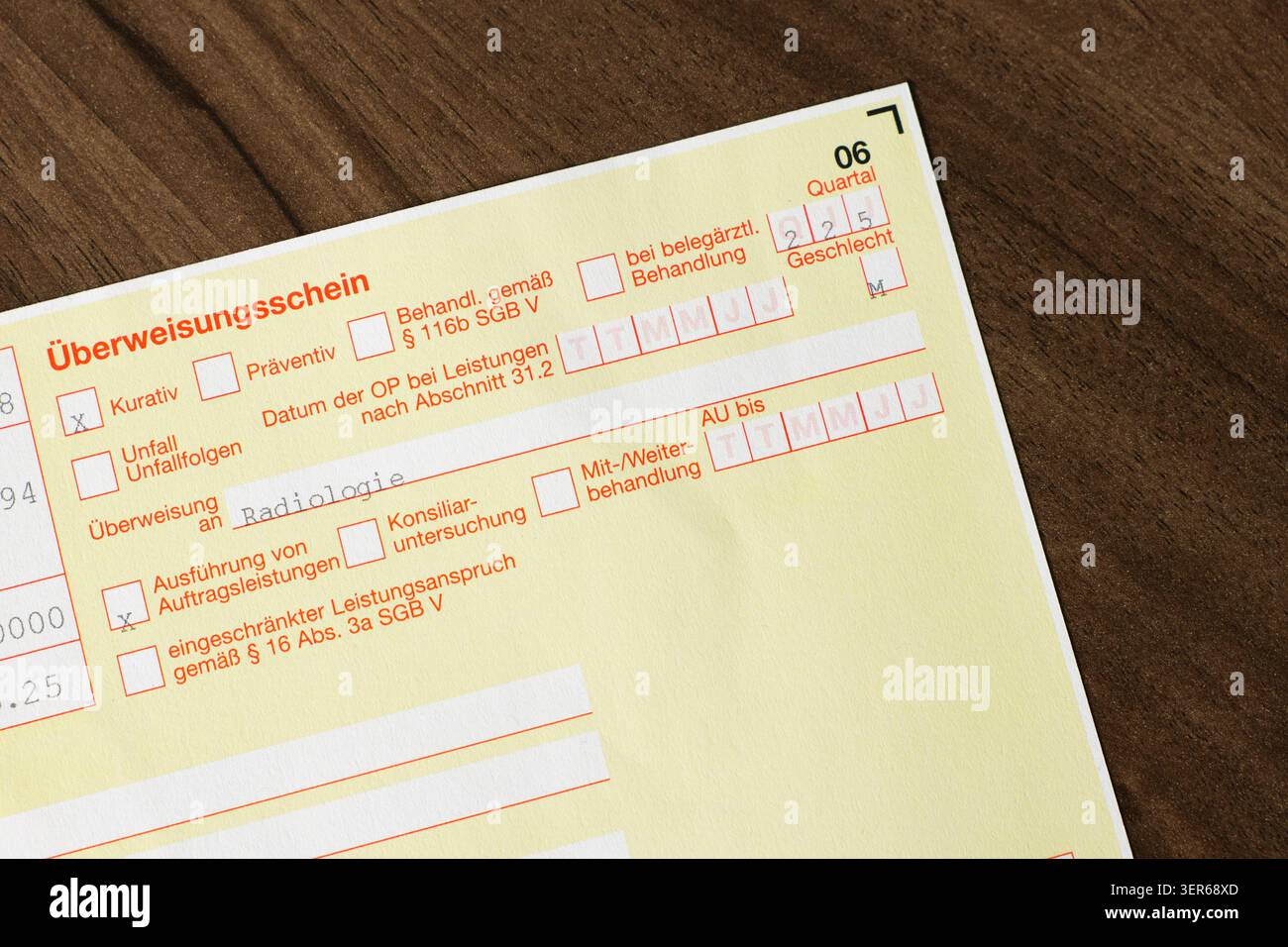 Überweisungsschein (documento di riferimento medico) da un medico in Germania. Ricevere un trattamento nel reparto di radiologia dopo una lesione. Foto Stock