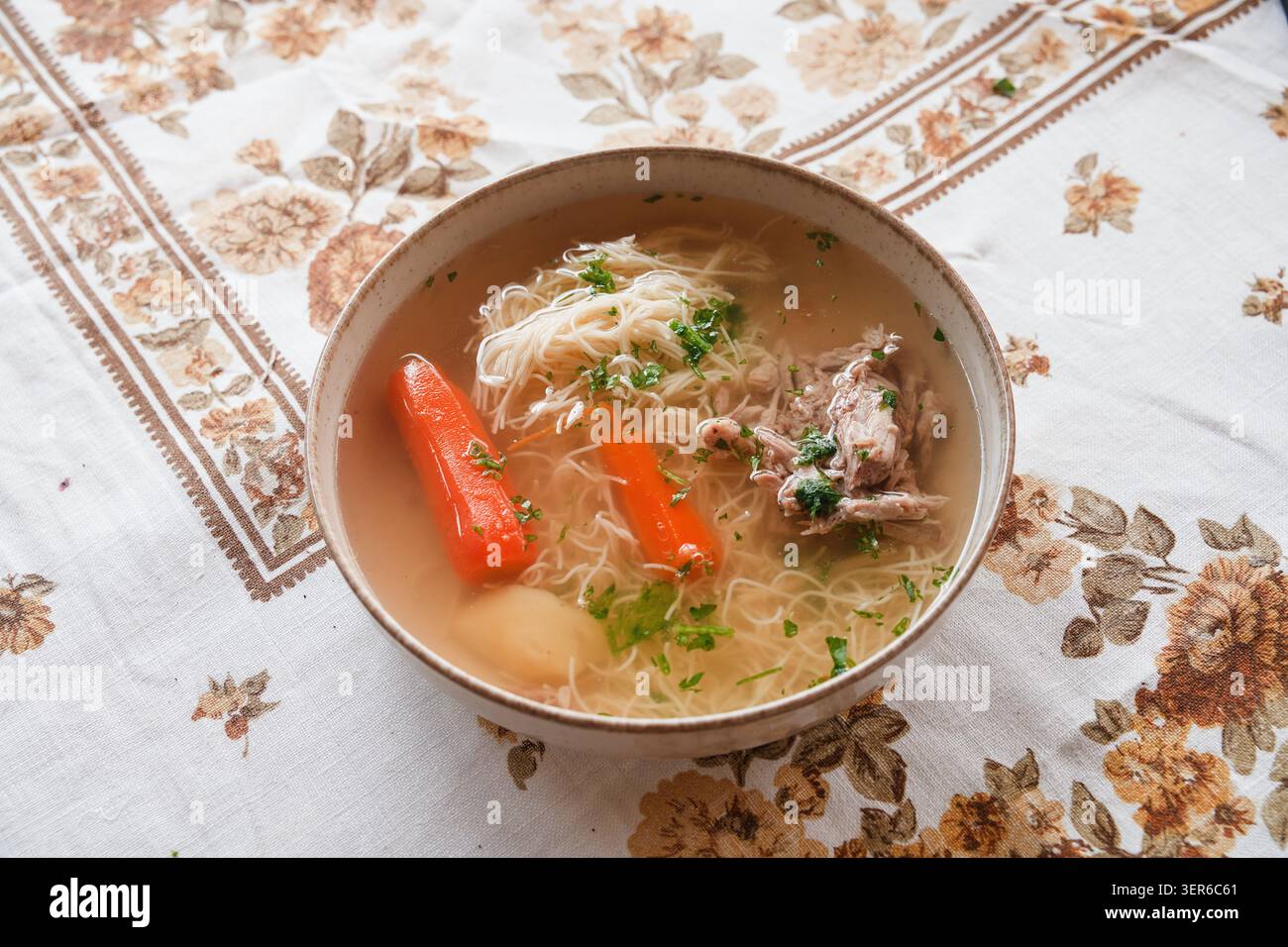 Tradizionale zuppa ungherese di carne con verdure e costolette di maiale Foto Stock