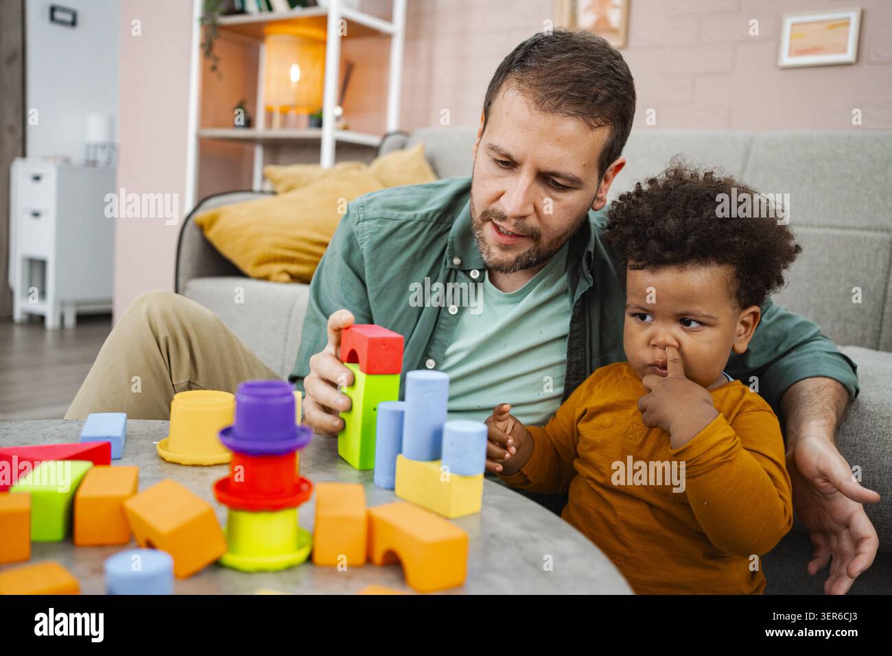 Costruisci ricordi insieme in un salotto accogliente Foto Stock