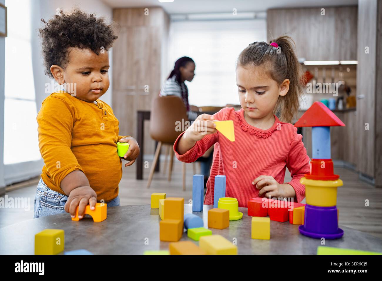 I bambini costruiscono e creano strutture divertenti utilizzando i blocchi Foto Stock