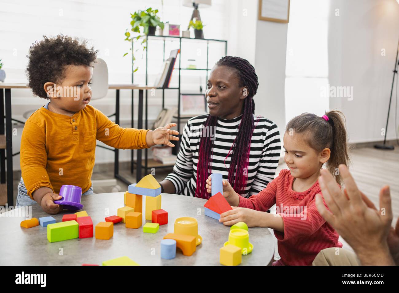 Divertimento per tutta la famiglia con blocchi colorati Foto Stock