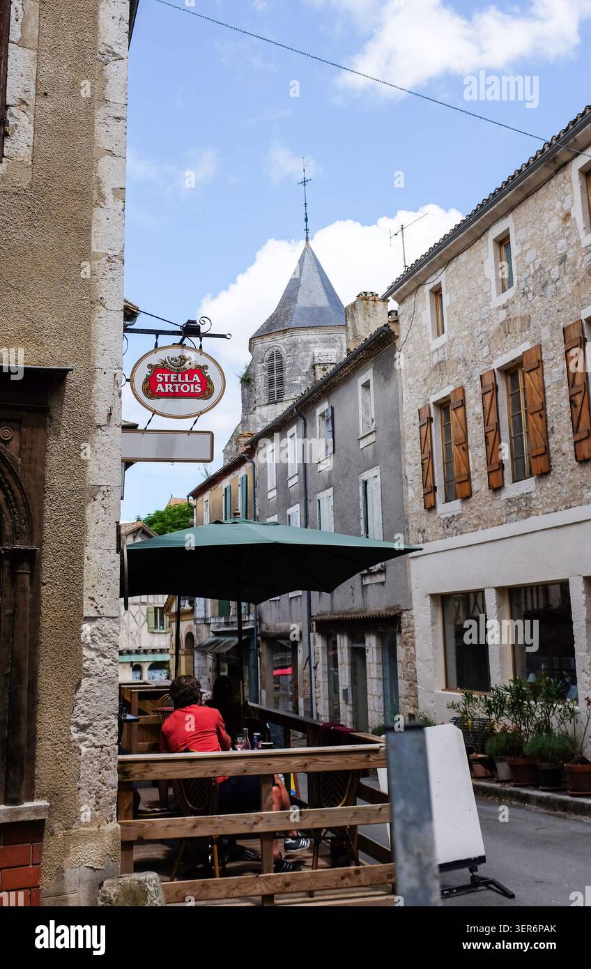 Bar a Issigeac un piccolo villaggio medievale che risale all'epoca romana, situato nel Périgord a circa 20 km a sud-est di Bergerac , Francia Foto Stock
