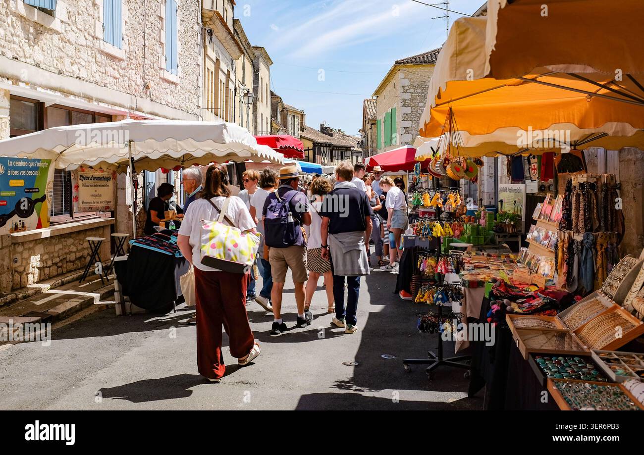 Vista di Issigeac il giorno del mercato. Issigeac è un piccolo villaggio medievale che risale all'epoca romana, situato nel Périgord vicino a Bergerac in Francia Foto Stock