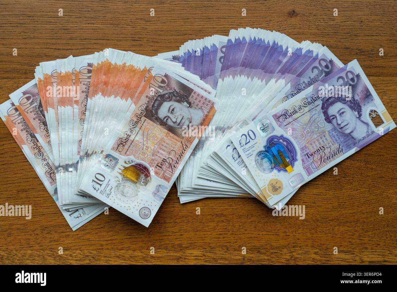 Pile di banconote e monete in sterline britanniche, valuta contante per la finanza, ricchezza e risparmio Foto Stock