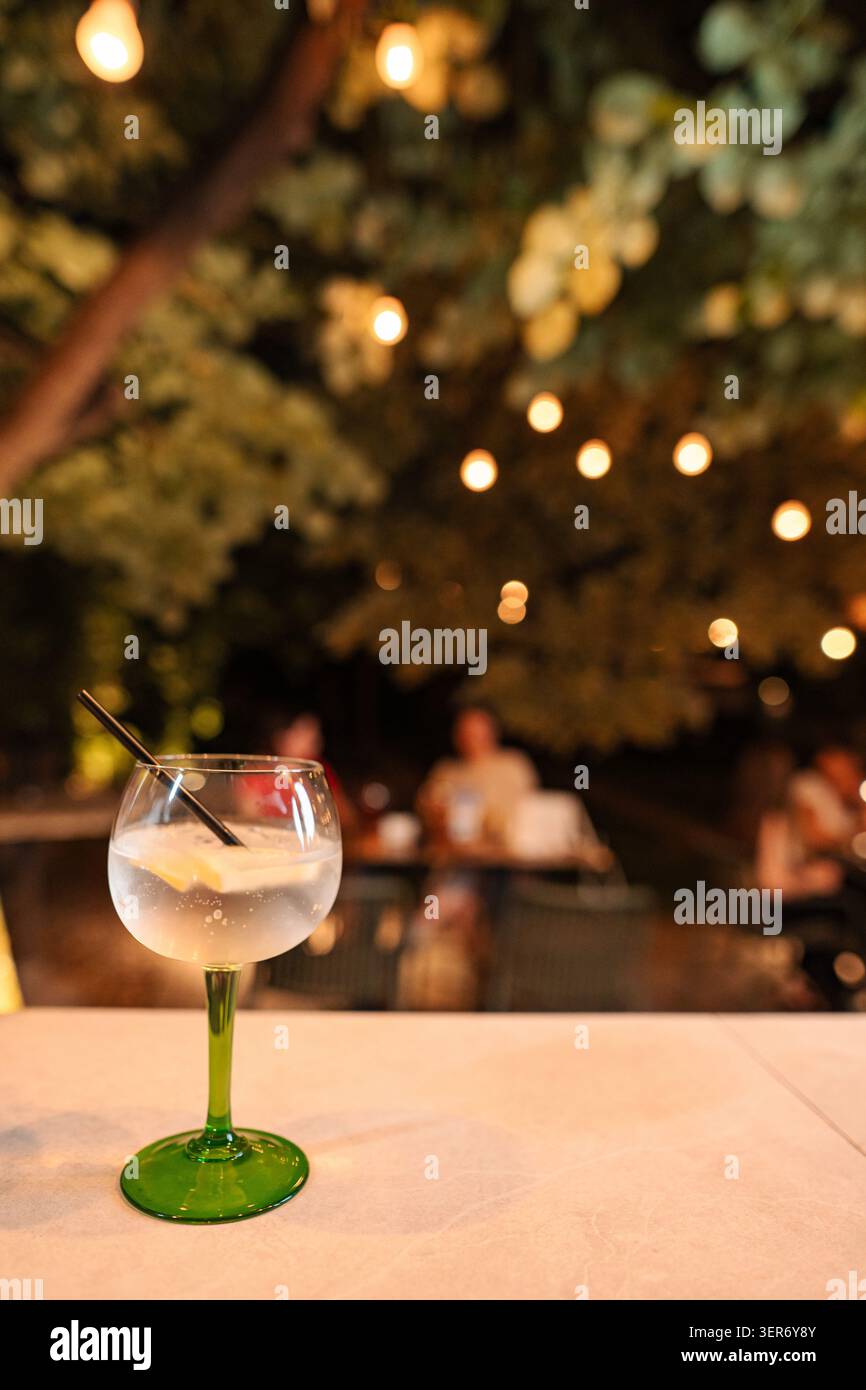Cocktail gin e tonic al bancone del bar al mercato notturno all'aperto Foto Stock