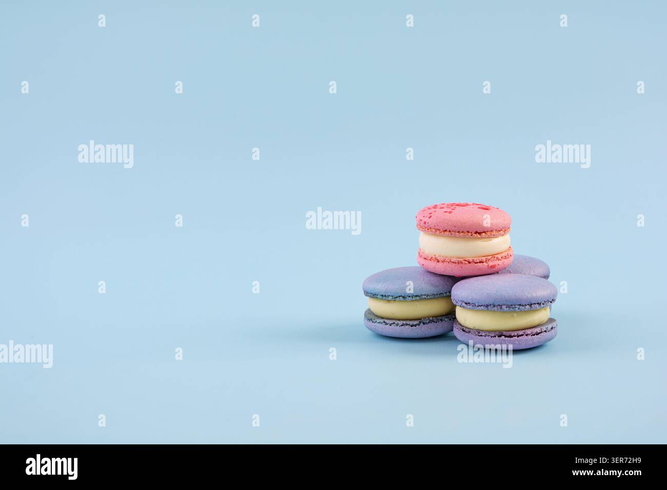 Biscotti alla mandorla tradizionali francesi con ripieno dolce. Macaron colorati assortiti Foto Stock