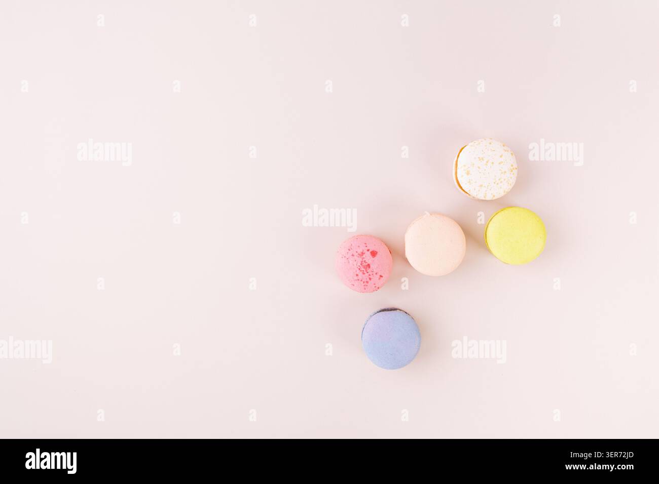 Biscotti alla mandorla tradizionali francesi con ripieno dolce. Macaron colorati assortiti Foto Stock