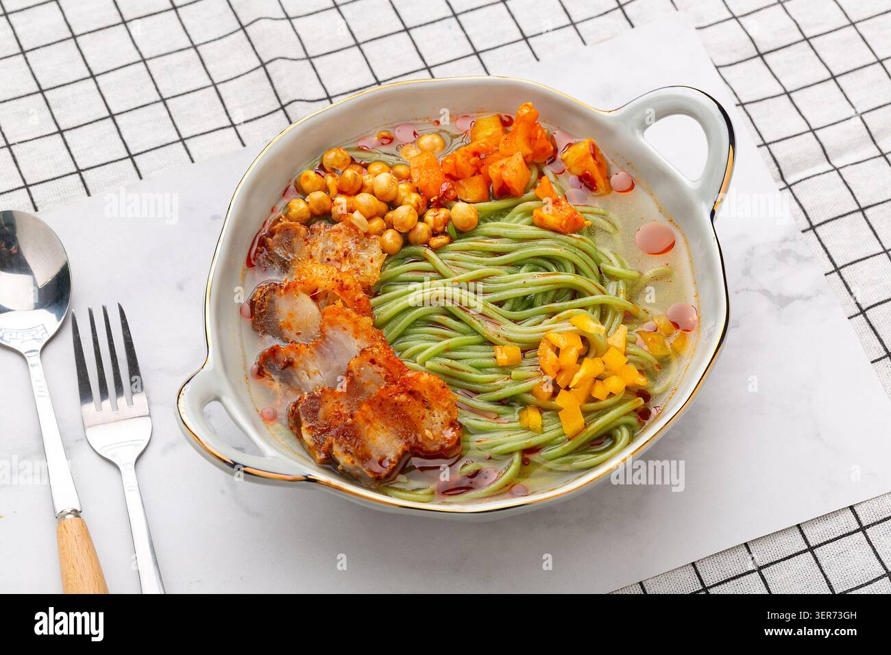 Tagliatelle di spinaci con pancetta di maiale croccante - ciotola cinese Fusion comfort Foto Stock