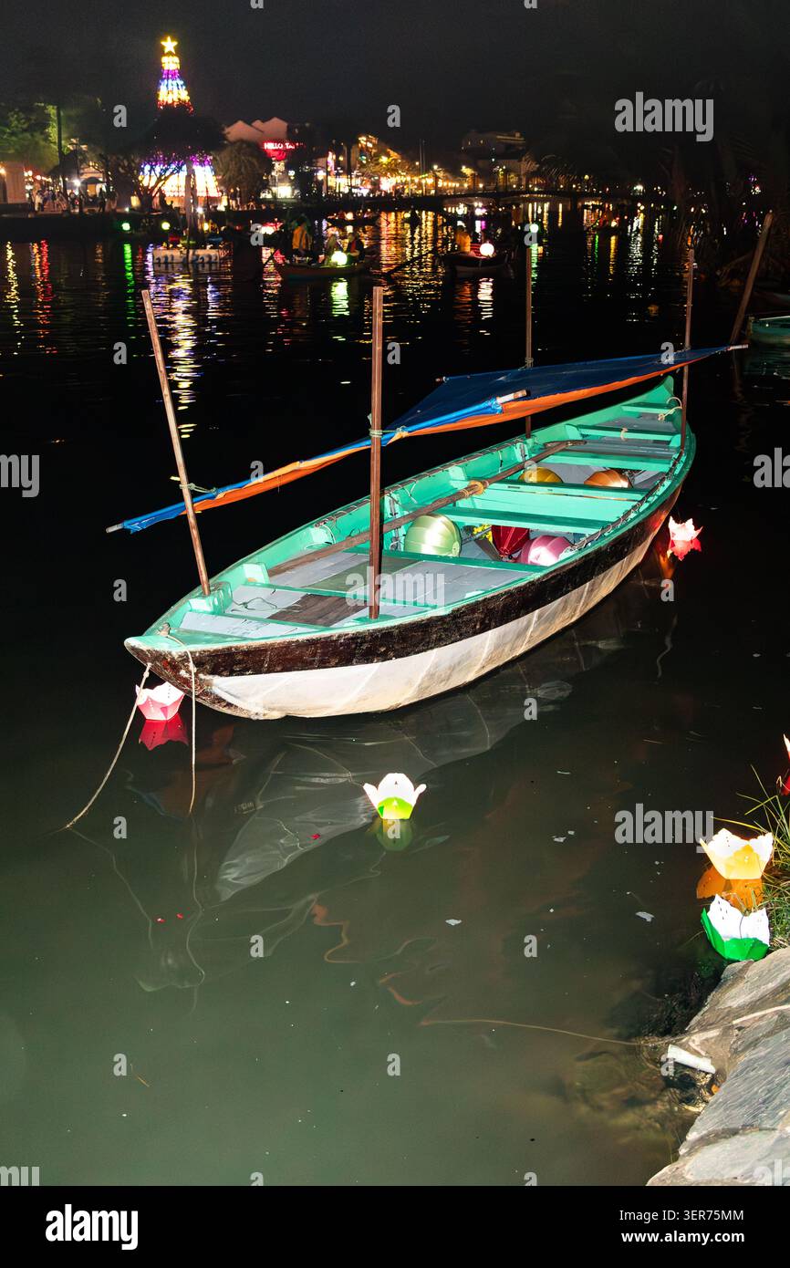 Barca sul fiume Hoai Thu bon a Hoi An Vietham di notte con lanterne di carta galleggianti Foto Stock