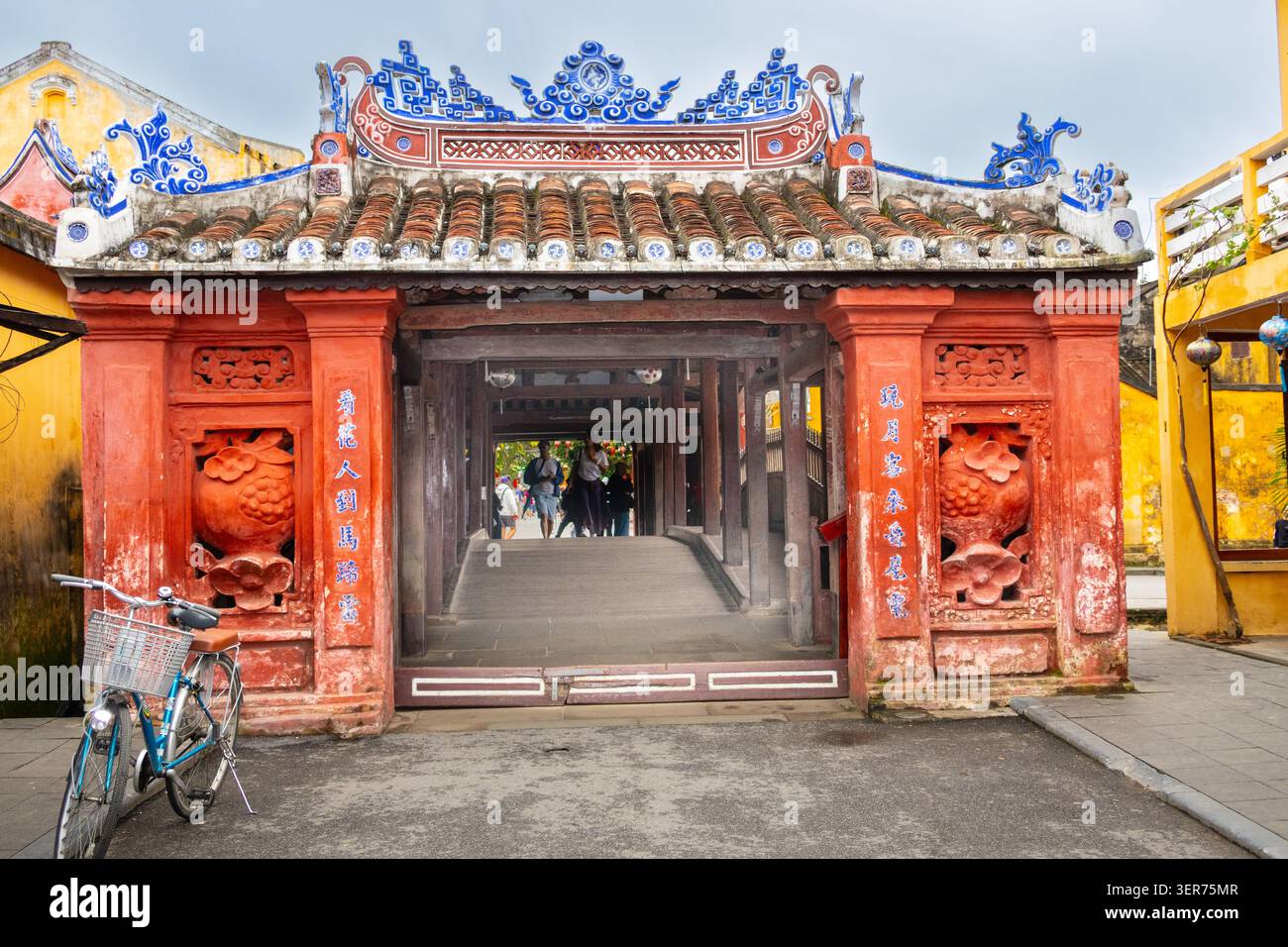 Ingresso decorato al ponte coperto curvo giapponese di Hoi An Foto Stock