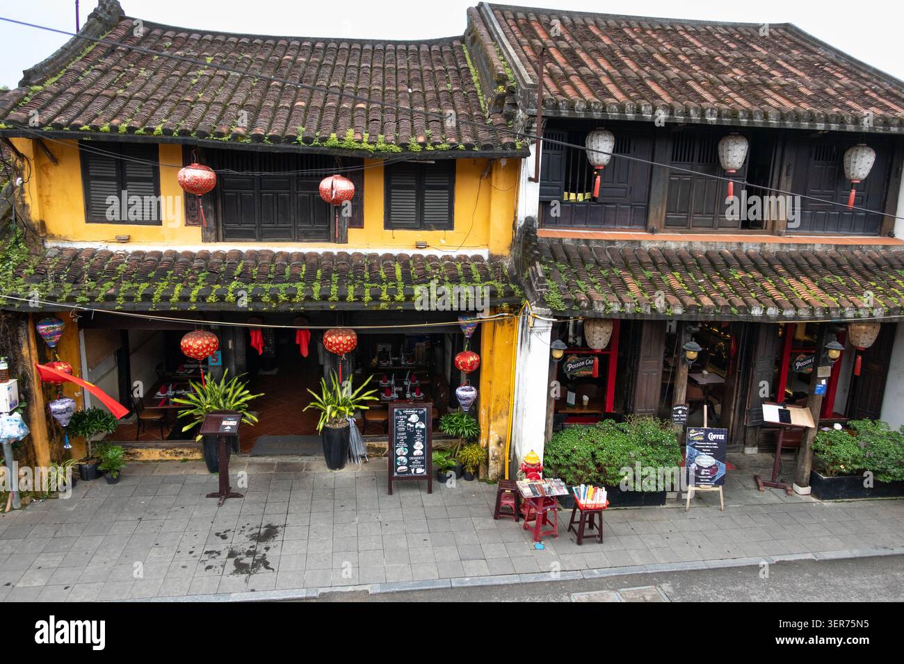 Vecchi edifici tradizionali e ristoranti con tetti piastrellati a Hoi An Vietnam Foto Stock