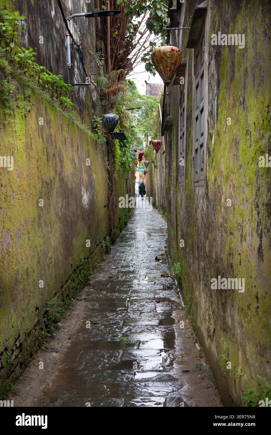 Vicolo stretto e bagnato a Hoi An Vietnam Foto Stock