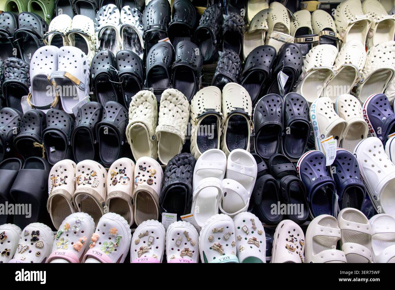 Mostra di scarpe Crocs a Hoi An Vietnam Foto Stock