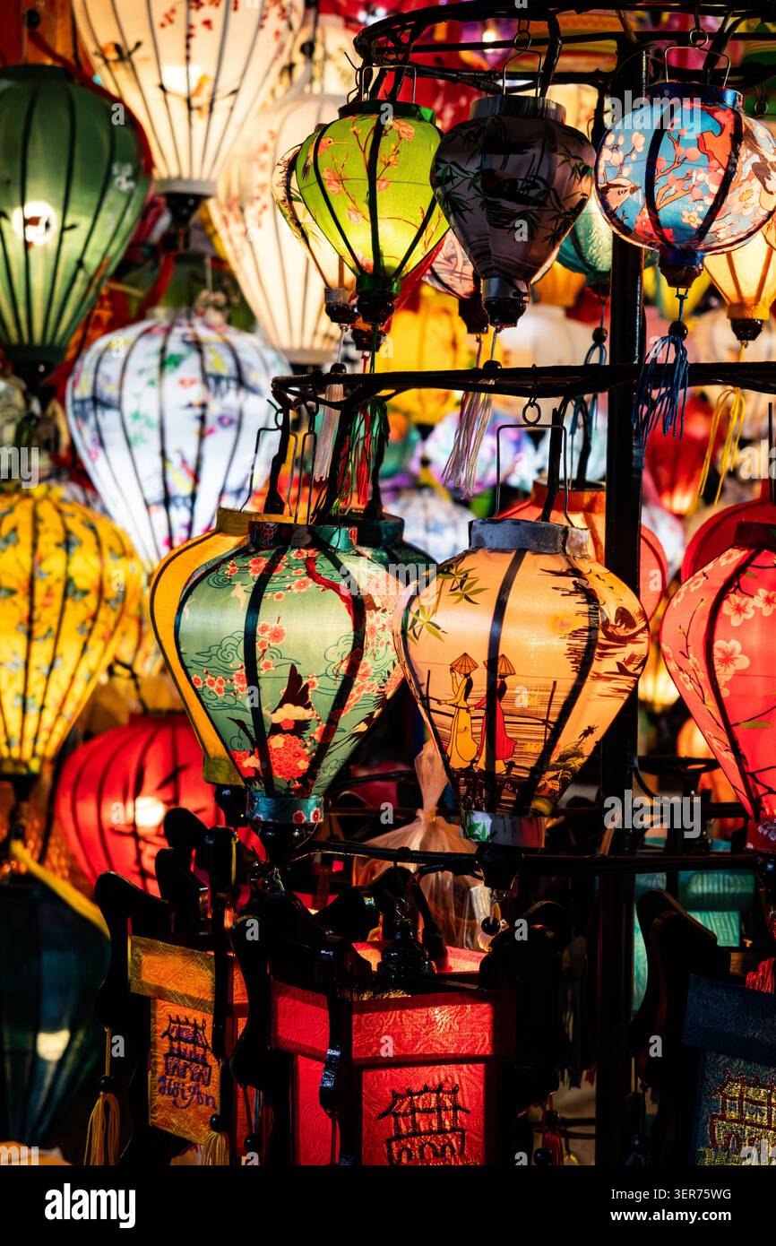 Lanterne di carta colorate in vendita a Hoi An Vietnam. Le lanterne di seta e carta sono un famoso simbolo del patrimonio culturale dell'antica città vietnamita. Foto Stock