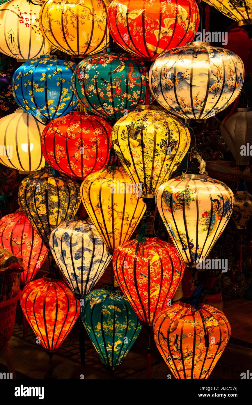 Lanterne di carta colorate in vendita a Hoi An Vietnam. Le lanterne di seta e carta sono un famoso simbolo del patrimonio culturale dell'antica città vietnamita. Foto Stock