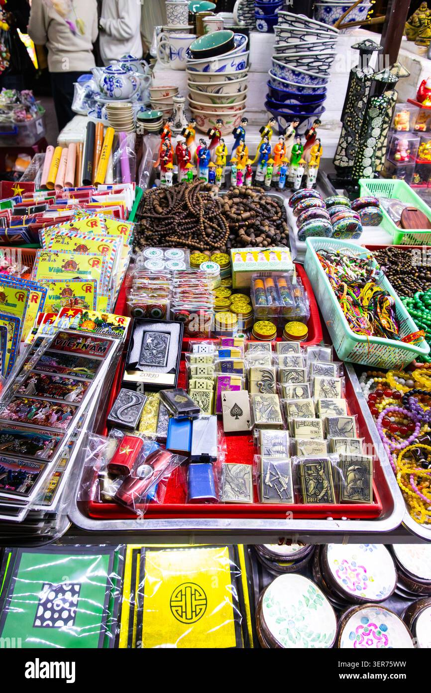 Mostra del mercato di carte da gioco e vari regali Hoi An Vietnam Foto Stock