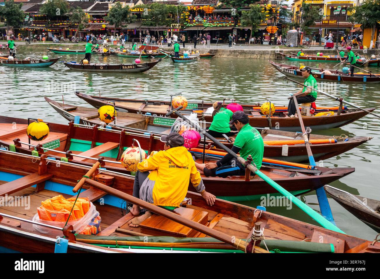 Barche per tour in barca sul fiume Hoai a Hoi An Vietnam pronte per le escursioni in barca per turisti Foto Stock