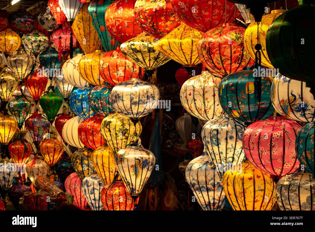 Lanterne di carta colorate in vendita a Hoi An Vietnam. Le lanterne di seta e carta sono un famoso simbolo del patrimonio culturale dell'antica città vietnamita. Foto Stock