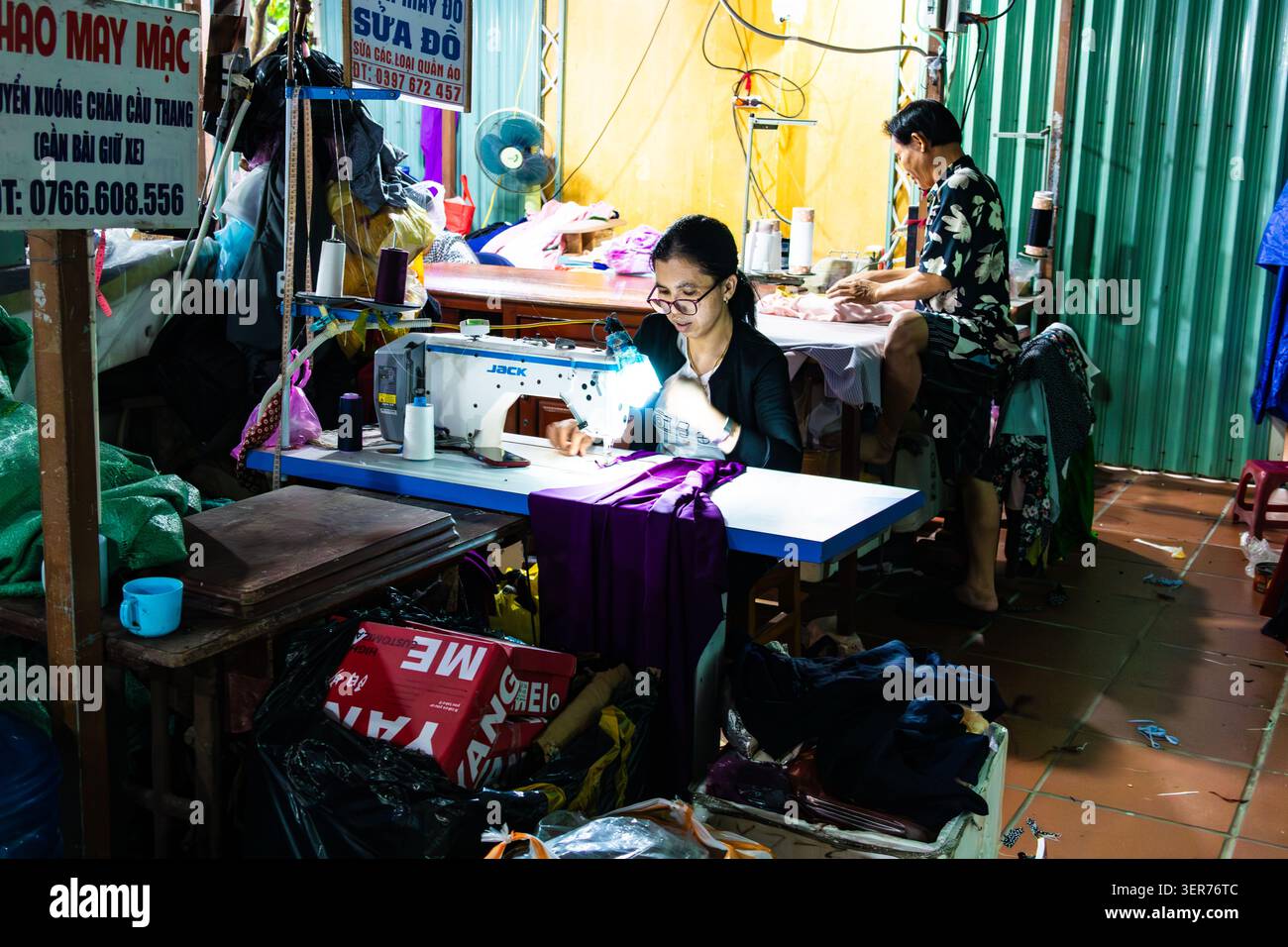 Produttori di abiti e sarti iworkshop a Hoi An Vietnam Foto Stock