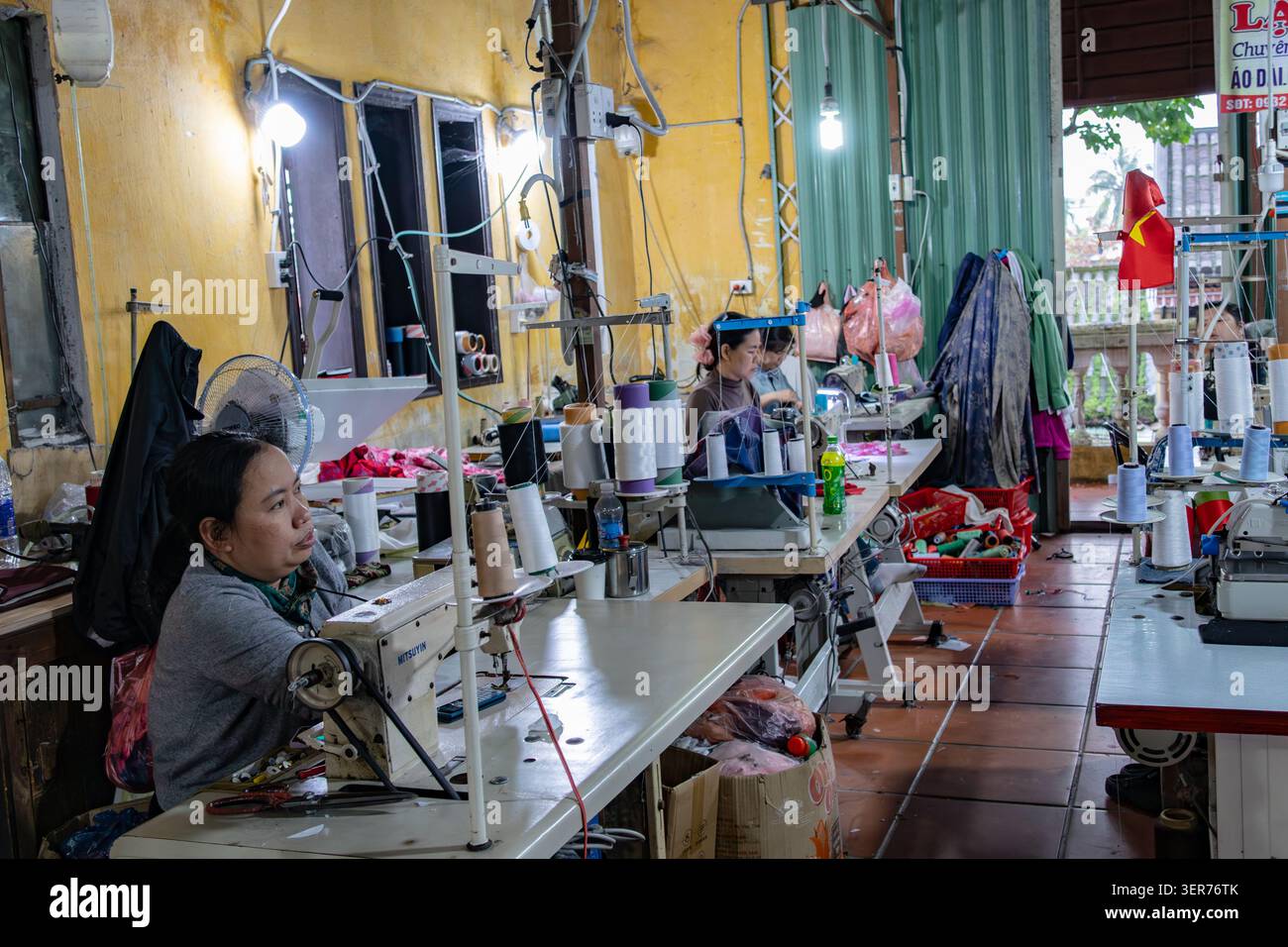 Sarti sarti in officina a Hoi An Vietnam Foto Stock