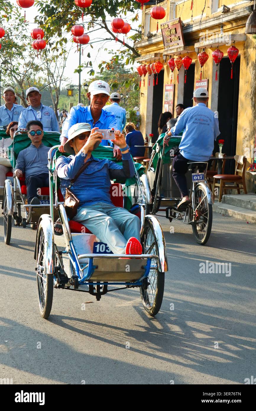 Tour in risciò o in bicicletta intorno a Hoi An nel Vietnam centrale Foto Stock