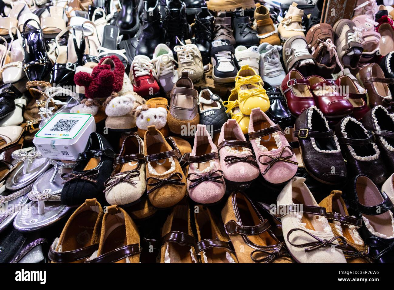 Esposizione di scarpe per bambini in vendita nel mercato di Hoi An Vietnam Foto Stock
