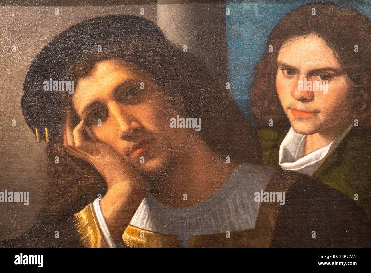 Primo piano sulla pittura rinascimentale che mostra un ragazzo sorridente in modo malvagio dietro un uomo triste e bello Foto Stock
