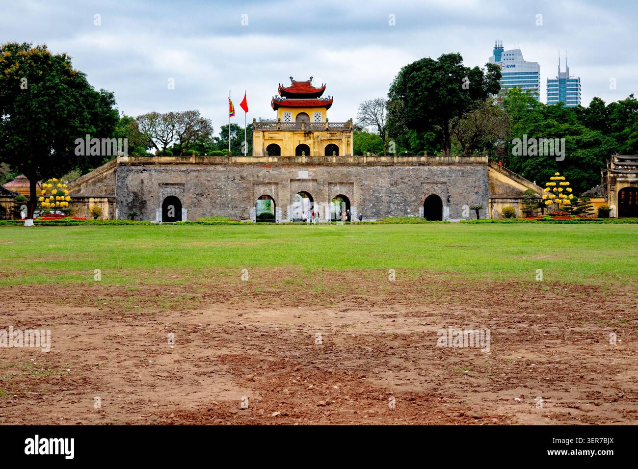 Porta sud di Doan Mon presso la Cittadella Imperiale di Thang Long ad Hanoi, Vietnam. Utilizzato dai Re per entrare e uscire dalla città Proibita. Foto Stock