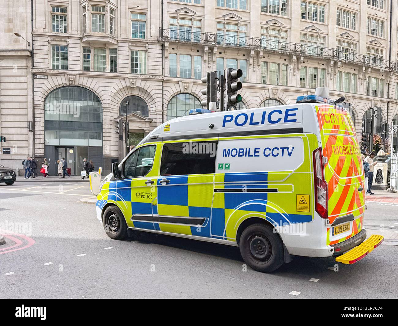 Londra, Inghilterra, Regno Unito - 16 maggio 2026: Furgone della polizia con CCTV mobile utilizzato dalle forze di polizia della City of London - Immagine stock catturata con smartphone