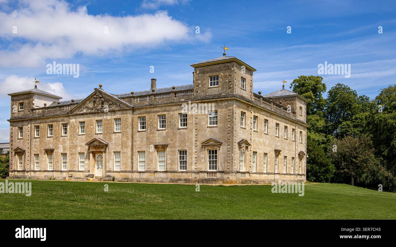 La grandiosa e storica residenza di campagna inglese del Lydiard Park, costruita in pietra con architettura formale, si trova all'interno di un lussureggiante giardino verde sotto un cielo azzurro e soleggiato Foto Stock