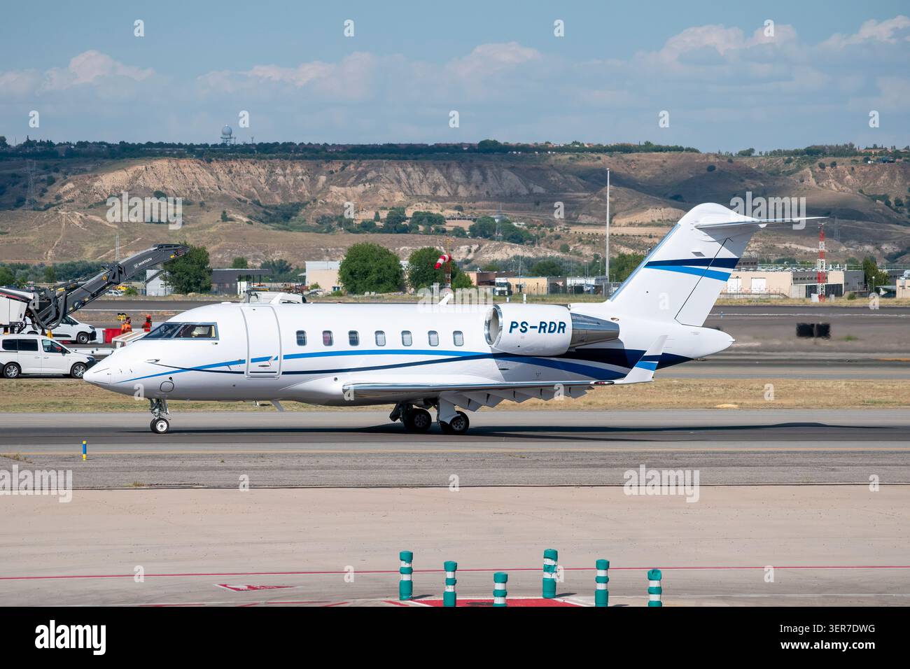Jet privato Bombardier Challenger in taxi sul piazzale dell'aeroporto. Foto Stock